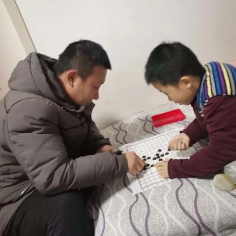 和爸爸一起下五子棋