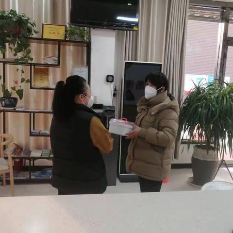 蓝关街道天鹅湖社区"发放爱心健康包 浓浓关爱暖人心"