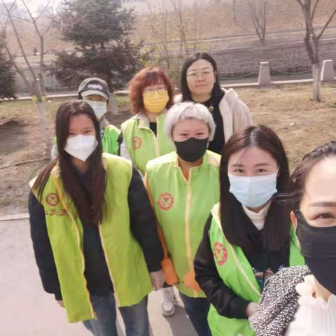 城乡路街道秀河湾社区开展“义务劳动我先行”志愿服务活动