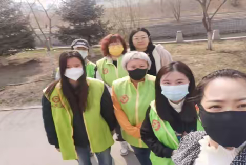 城乡路街道秀河湾社区开展“庆五一义务劳动”志愿服务活动