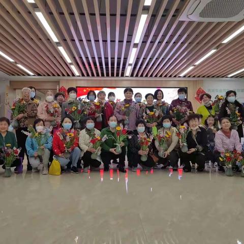 “巾帼花开 花香四溢”华阳社区开展妇女节艺术插花活动