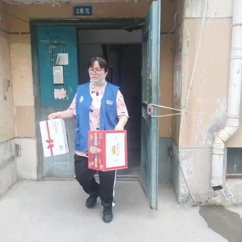 ［兴东社区蓝色遮阳伞］地下室堆放杂物 网格员及时协调清理