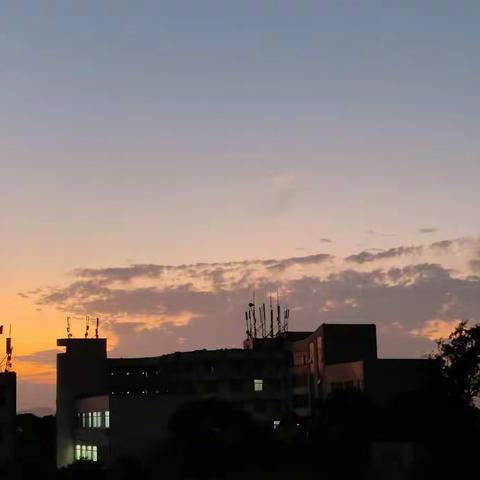 《回首2022和我的大学》襄阳职业技术学院小学语文教育2203班骆金炜