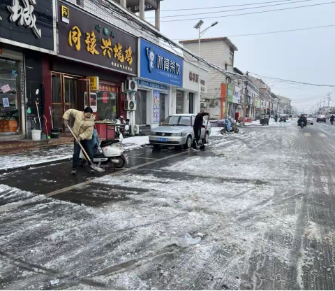 霰雪无情，温情有声——西向镇开展冬日扫雪行动