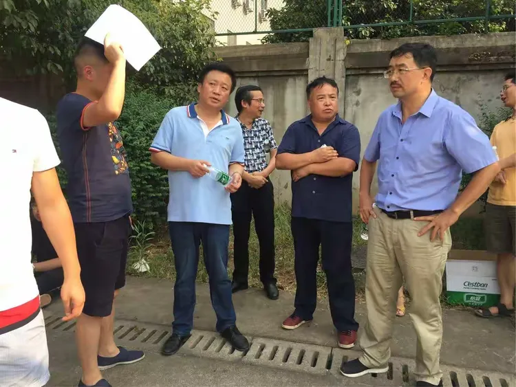 学校党委陆洲书记。