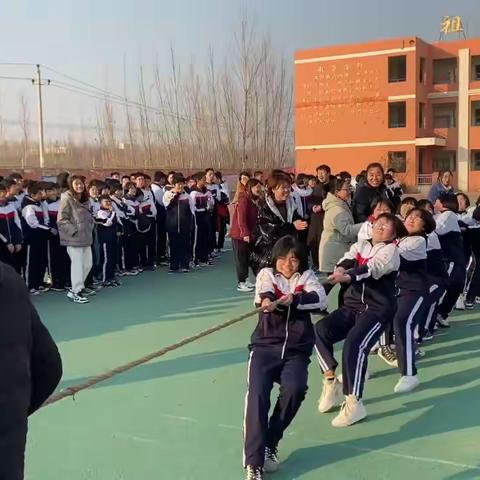 八年级冬日拔河比赛