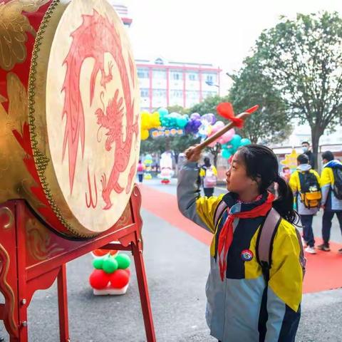 迎着快乐的朝霞，沐浴明媚的阳光，肩背知识的书包，哼唱幸福的歌谣，开启求知的旅程，遨游智慧的海洋。开学日到了