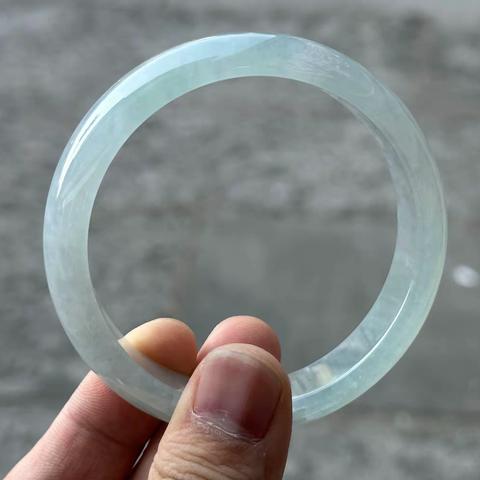 可能只有一部分人会喜欢的翡翠手镯