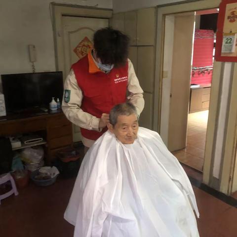 学雷锋 传真情——为高龄退休员工上门理发