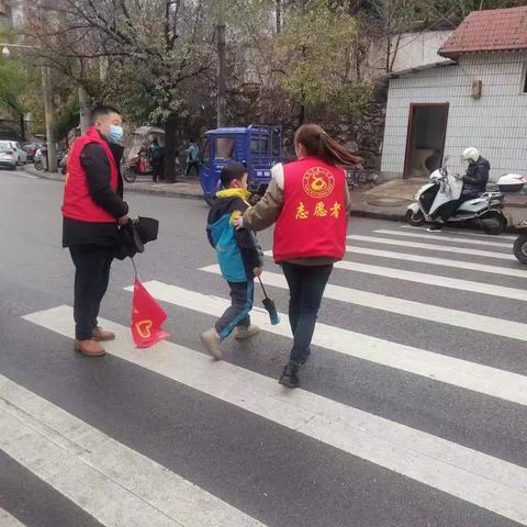 雨天护学岗 暖心志愿行——娄底八小160班家长志愿者护学岗