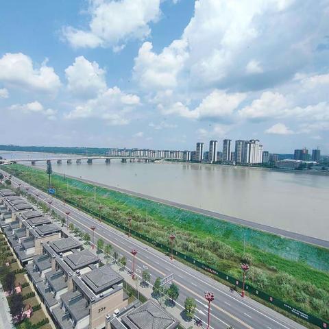 ❤79.8万，合景领峰，一线江景房，4/2/2，产权116，主屋带衣帽间，2梯4户，每个房间看江，已收房了☎️🔑61290