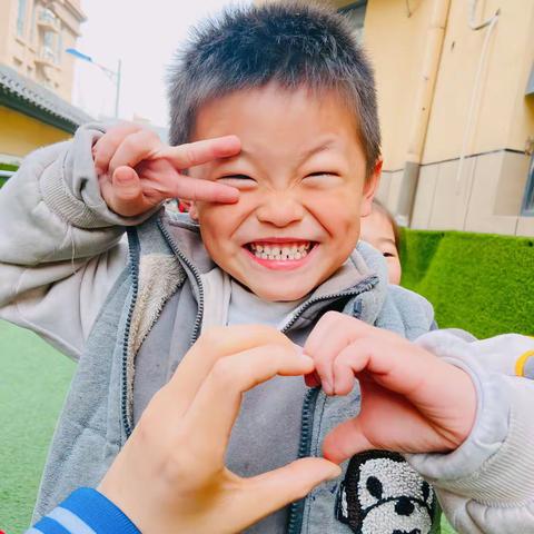 🍒暖暖的阳光☀️暖暖的三月☀️活泼可爱的小朋友们👦🏻👧在阳光下恣意的玩耍👏在阳光下爽朗的欢笑