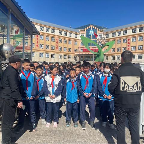 观看红色电影，传承红色文化——富蕴县第二中学开展“爱国主义红色电影”活动