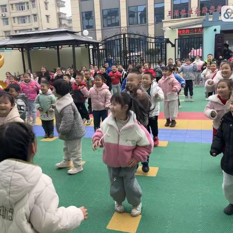 蓝天幼儿园——彩虹桥班一周生活回顾