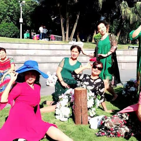 国庆假日里，趁着早秋的时节；披着夏末的阳光，姐妹一行踩着欢快的脚步来到龙潭公园里臭美臭美地……（●─●）（^_^）