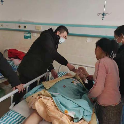 滦州市响嘡街道中心卫生院领导班子春节慰问生病职工