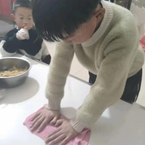 【水冶镇阜东小学】感恩父母情，家务我来做——殷都区水冶镇阜东小学一一中队周末综合实践活动（五）