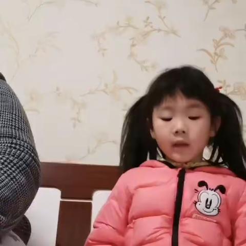 南街幼儿园大一班黄怡然和奶奶一起讲故事