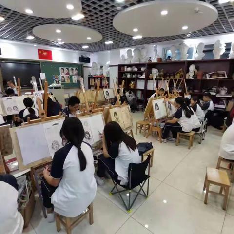 画笔描绘未来 色彩绘就人生––高二（9）班 暑期培训记录