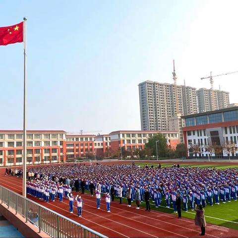 扬雷锋精神  传美德火炬——东平县第五实验小学第四周主题升旗仪式