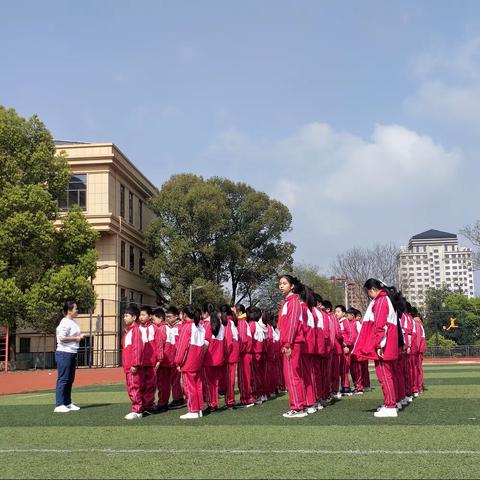 垒球秀出硬功夫，师生携手创精彩———严蔡蓉名师工作室研讨活动