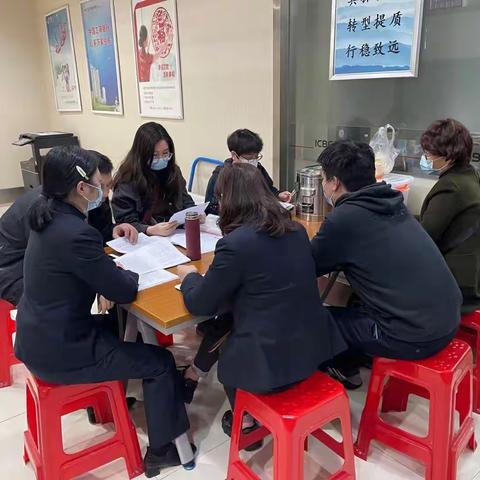 城中支行营业室召开会议传达何行长讲话精神暨十月网点案防分析会。