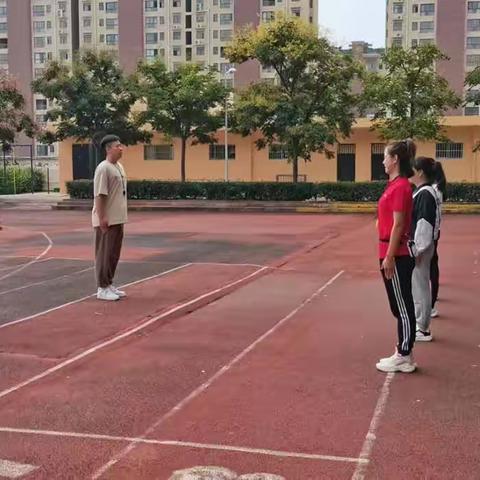 【三名+建设】实验小学体育组“常规口令”        训练教研活动