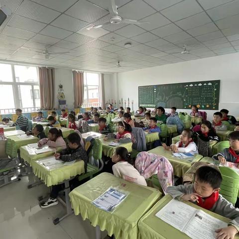 金龙湖小学二15班STEM主题课程《什么是科学》