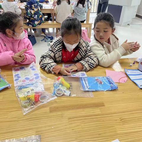 3月16日经十路小学一1班科学主题实验课程《变形记》剪影