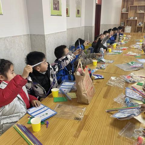 3.2经十路小学一1班科学主题实验课程《叶片里的水》剪影
