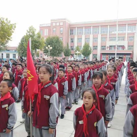 寨郝中心学校举行“跟党走  听党话  做优秀少先队员”新队员入队仪式
