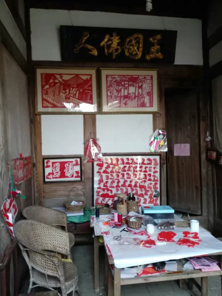 培田村有剪纸民艺的传统。