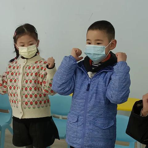 朗艺小主持2023.3.5基础（21）班学习内容1.口部操2.回顾故事《两只老鼠胆子大》上3.学习故事《两只老鼠胆子大》下