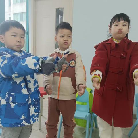朗艺小主持2023.3.12基础（26）班学习内容:1.口部操2.复习快板儿《一点儿》一二 3.学习快板儿《一点儿》三