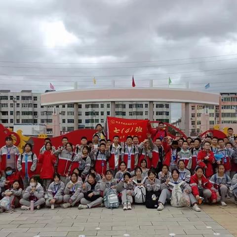 垃圾不落地，辉县更美丽——城北中学2022级4中队清明扫墓环保行