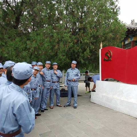 只有登上宝塔山，才算真正到延安。参观延安革命旧址，深刻体会延安精神。