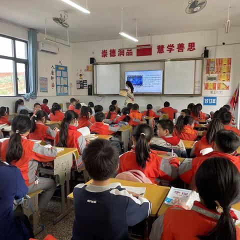 龙潭小学四年级语文组“推门听课，以听促教”