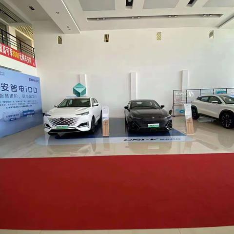 和爸妈来四平华业引力看UNi车，赶上店里组织明亮活动，收拾的特别干净，比其他4S店强太多了