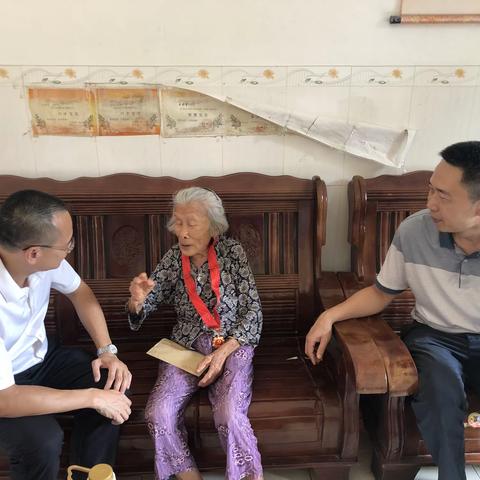 党旗飘扬赞歌颂，深情关怀暖人心