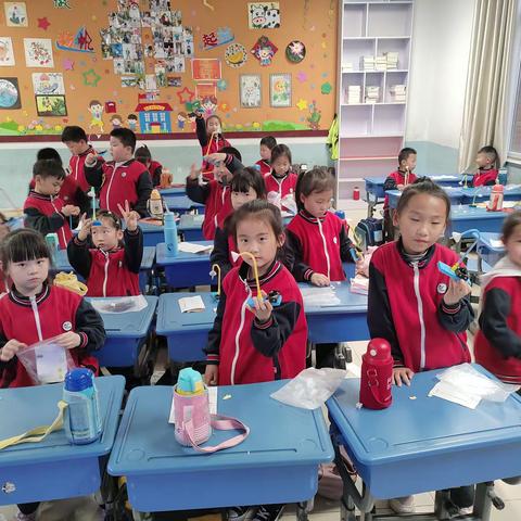 长清区第三实验小学科技社团一年级验钞机