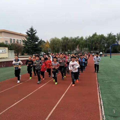 足球场上挥洒着我们的汗水--足球社团训练纪实