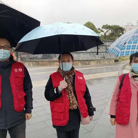 【新时代文明实践站】文明交通志愿行，雨中执勤添风采