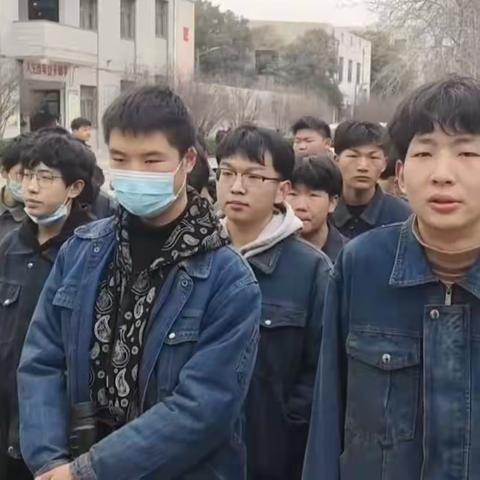 插上理想的翅膀，扬起青春的风帆