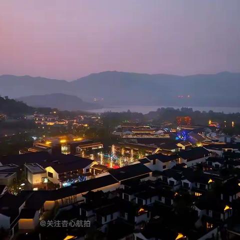 雅达小镇的夜景 雅达小镇位于宜兴市湖父镇的 旅游度假区，那里风景如画，是修身养性的好地方。