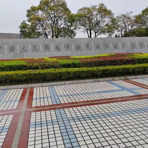 人民海军诞生地 人民海军在解放前夕在江苏省泰州市白马镇成立的，从此拉开了人民保卫自己的海防。