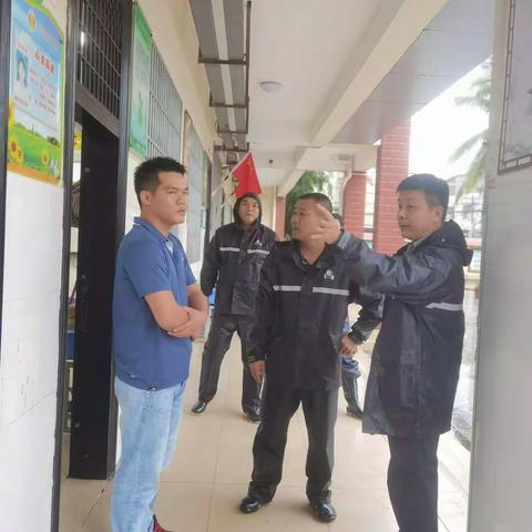 吴海峰副市长、区委书记黄兴武、区委三级调研员陈东敏携工作人员到妙林村指导18号台风“圆规”防御工作