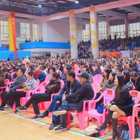 "携手同行，互为师友；倾心相待，共育栋梁" ——2023-2024学年度九年级家长学校会议暨半学期“雷小锋”表彰大会