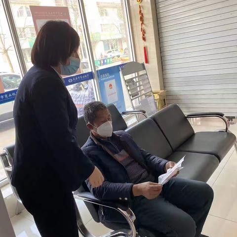 荣成宁津支行向客户宣传消费者权益保护知识