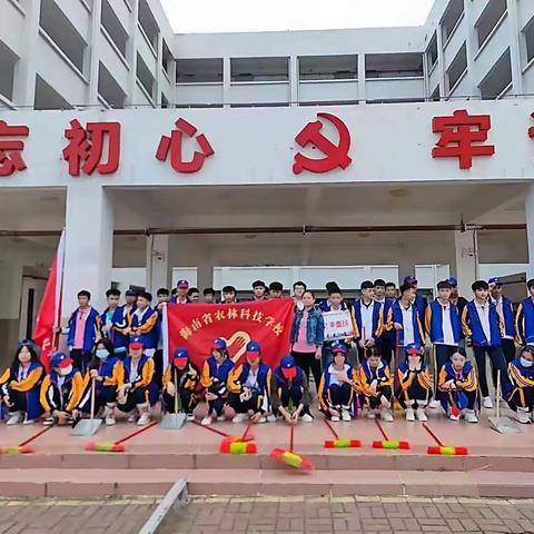 22平面设计班3月20日学习雷锋志愿者活动。