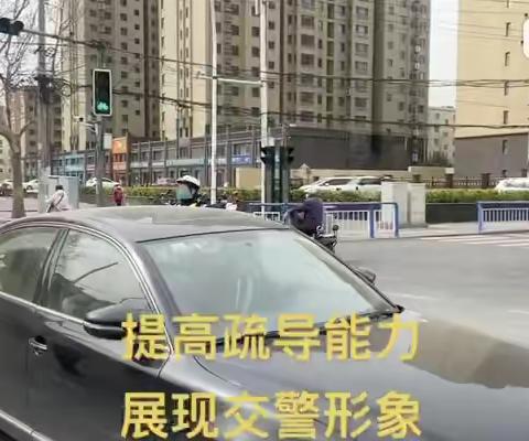 交警上“岗” 打手势指挥交通